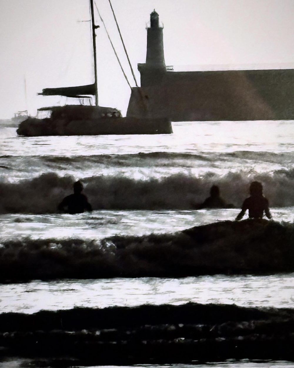 Série 'De la Pironnière' - 'Les surfeurs' (Photographie Emma Boniface) Petit format encadré bois – Image 2