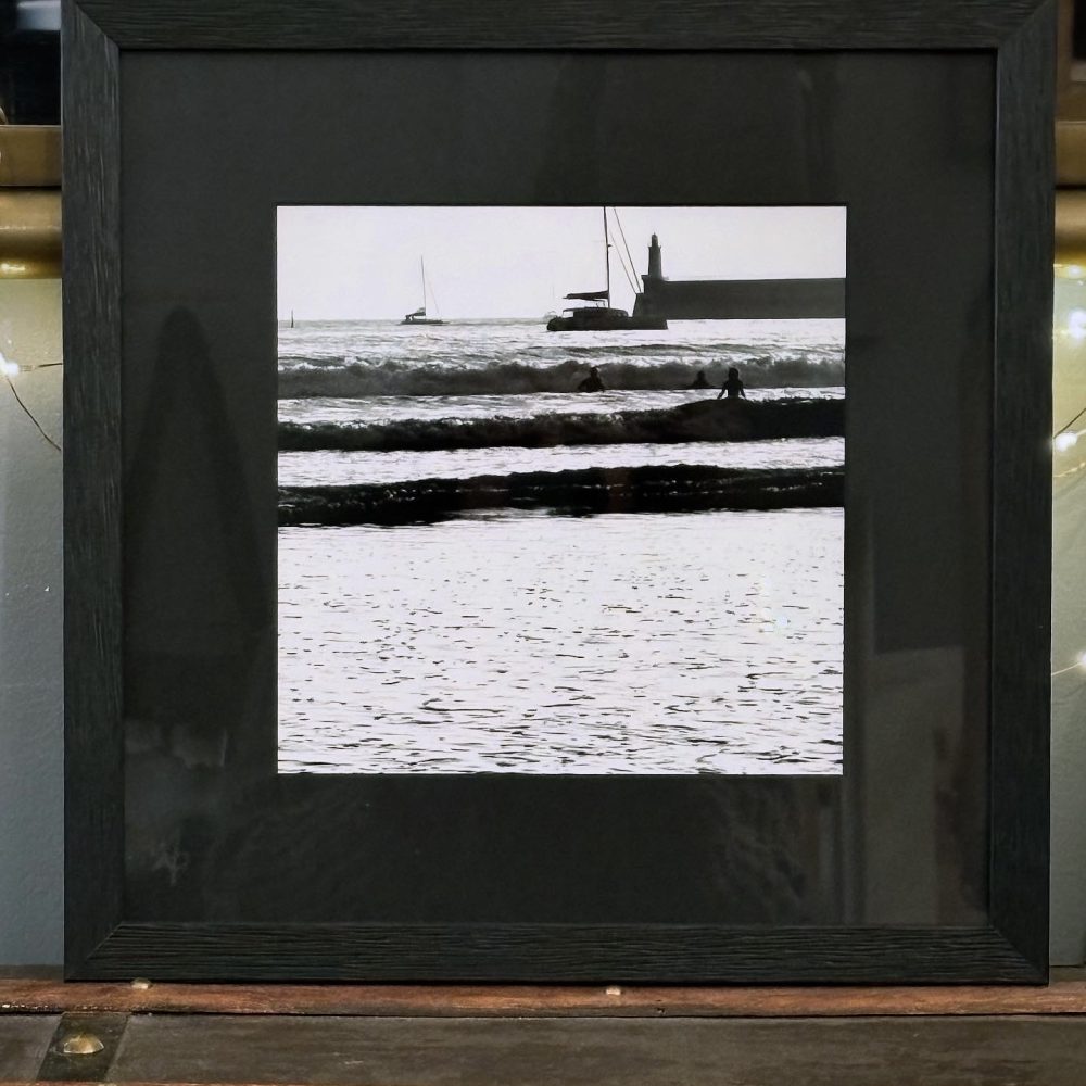 Série 'De la Pironnière' - 'Les surfeurs' (Photographie Emma Boniface) Moyen format encadré bois