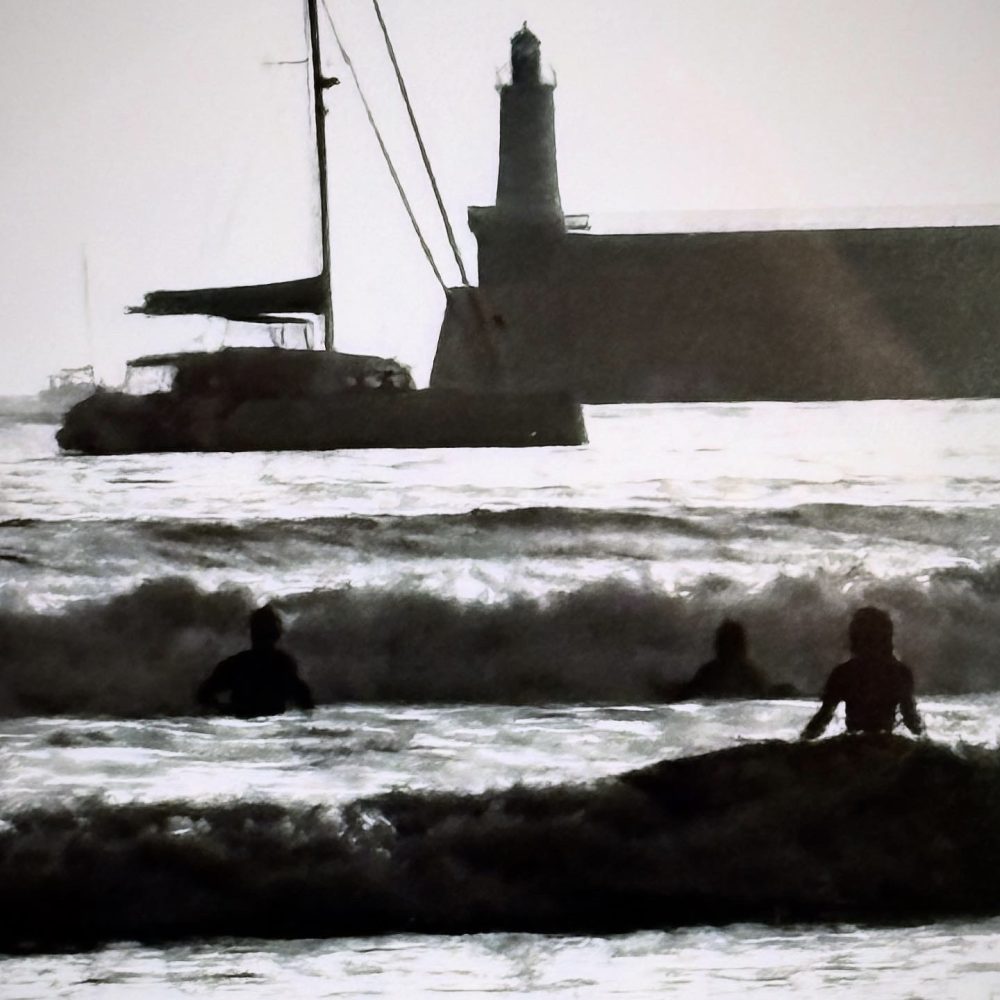 Série 'De la Pironnière' - 'Les surfeurs' (Photographie Emma Boniface) Moyen format encadré bois – Image 2